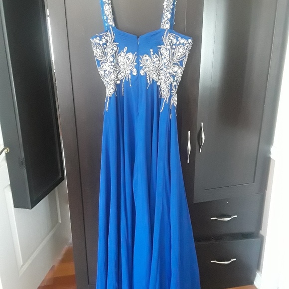 Gown - Picture 4 of 5